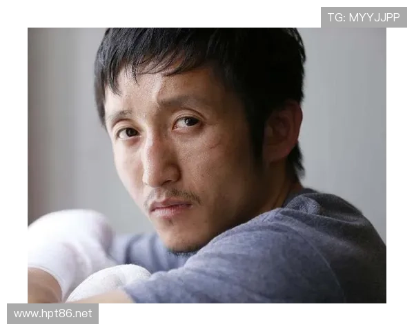 邹市明买菜结账动作，一点都不像奥运冠军，倒像隔壁大爷下地干活了！